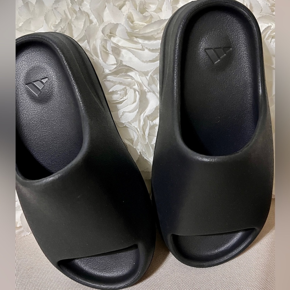 Yeezy Slides Onyx Size 5
